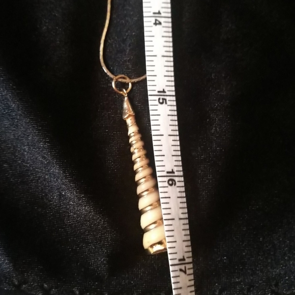 Conical shell with gold tone and 30" chain - Picture 3 of 3